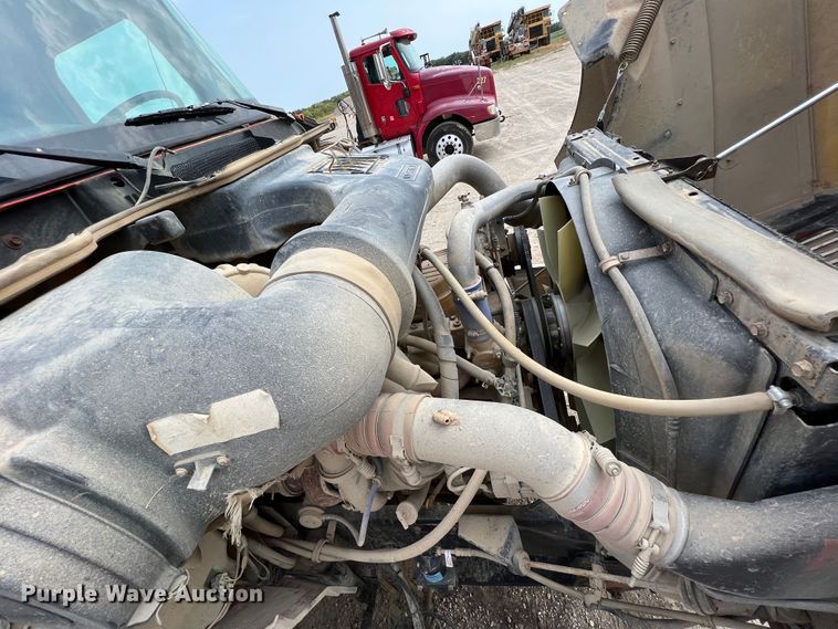 image for item IA9164 2001 International 9200i  semi truck