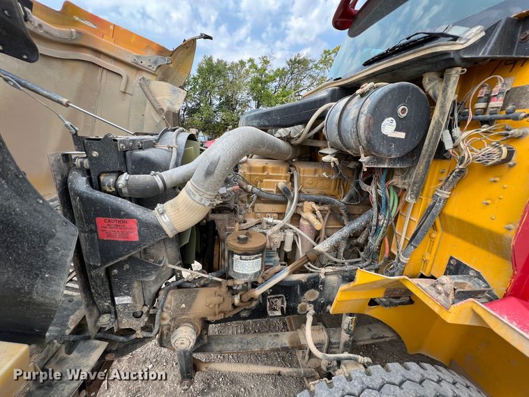 image for item IA9164 2001 International 9200i  semi truck