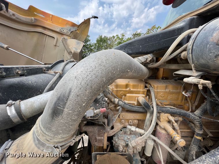 image for item IA9164 2001 International 9200i  semi truck