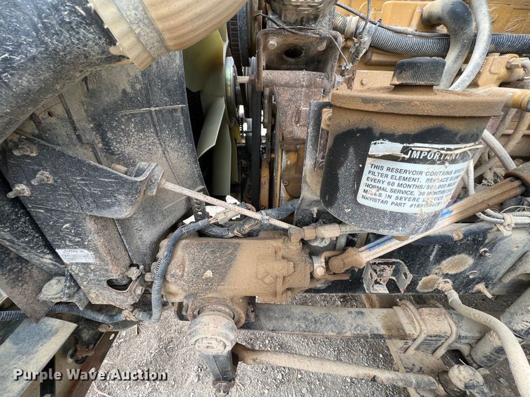 image for item IA9164 2001 International 9200i  semi truck