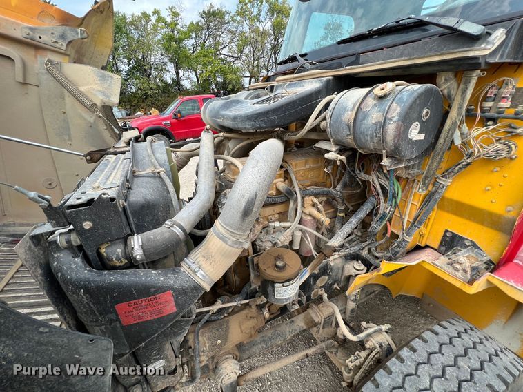 image for item IA9164 2001 International 9200i  semi truck