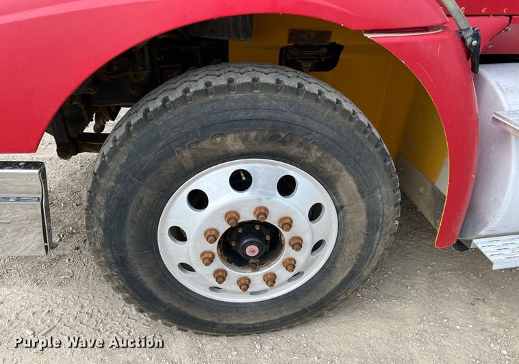 image for item IA9164 2001 International 9200i  semi truck