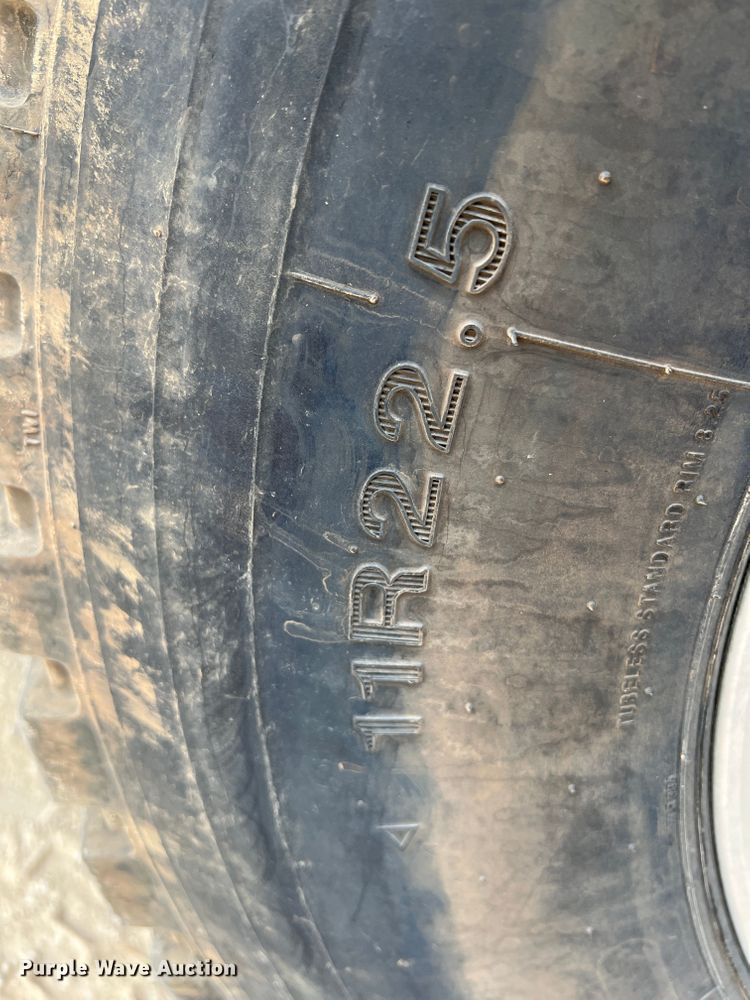 image for item IA9164 2001 International 9200i  semi truck