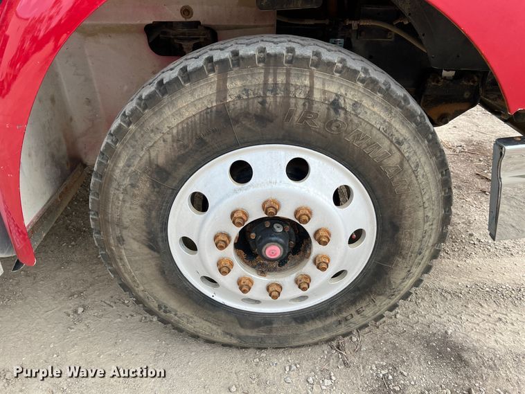 image for item IA9164 2001 International 9200i  semi truck