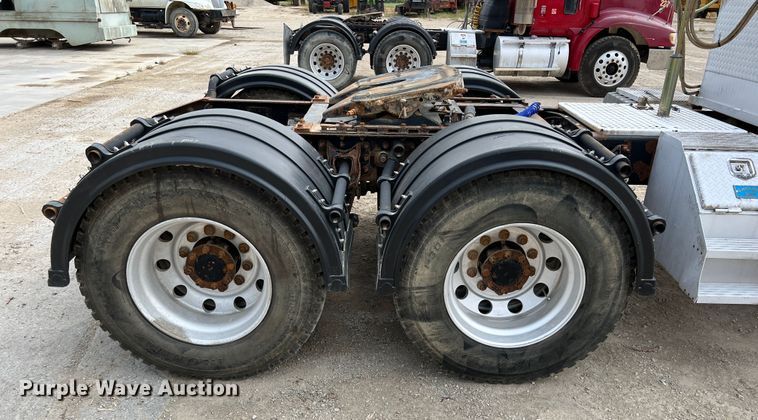 image for item IA9164 2001 International 9200i  semi truck