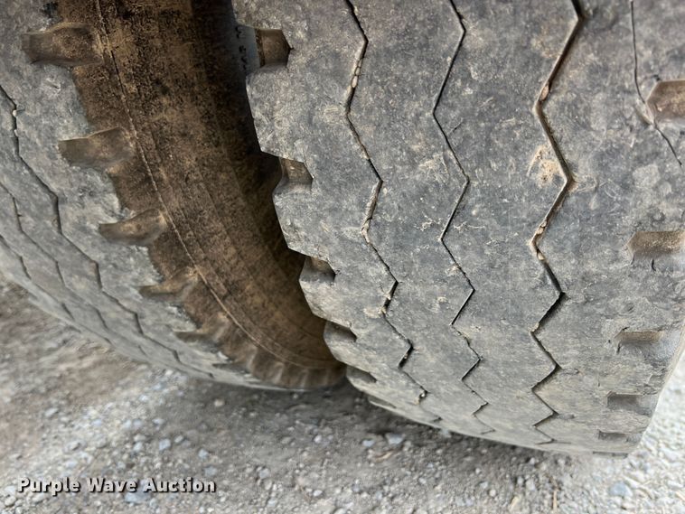 image for item IA9164 2001 International 9200i  semi truck