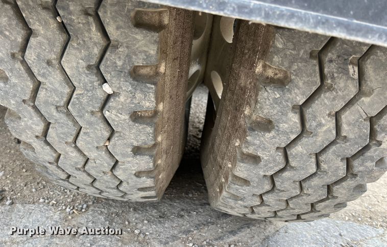 image for item IA9164 2001 International 9200i  semi truck