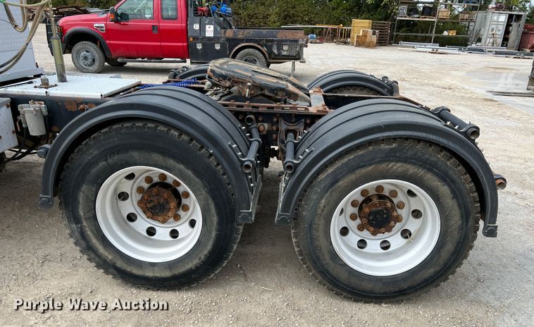 image for item IA9164 2001 International 9200i  semi truck