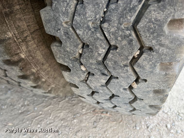 image for item IA9164 2001 International 9200i  semi truck