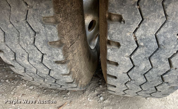 image for item IA9164 2001 International 9200i  semi truck