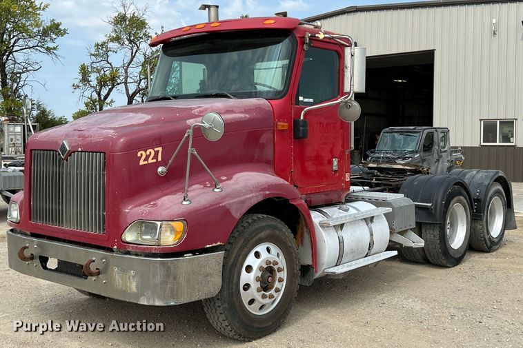 image for item IA9165 2001 International 9200i  semi truck