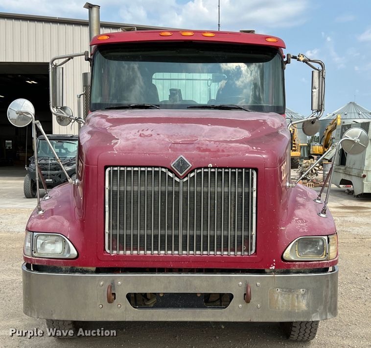 image for item IA9165 2001 International 9200i  semi truck