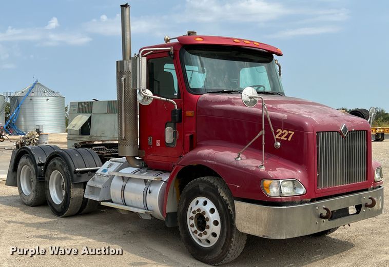 image for item IA9165 2001 International 9200i  semi truck