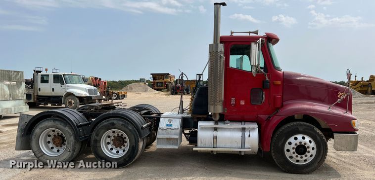 image for item IA9165 2001 International 9200i  semi truck