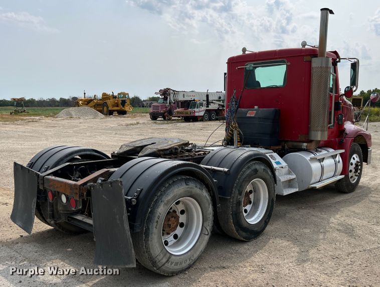 image for item IA9165 2001 International 9200i  semi truck