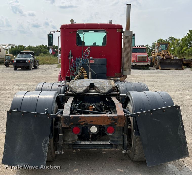 image for item IA9165 2001 International 9200i  semi truck