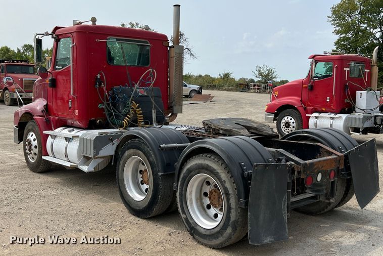 image for item IA9165 2001 International 9200i  semi truck