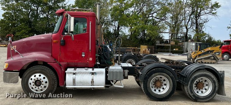 image for item IA9165 2001 International 9200i  semi truck