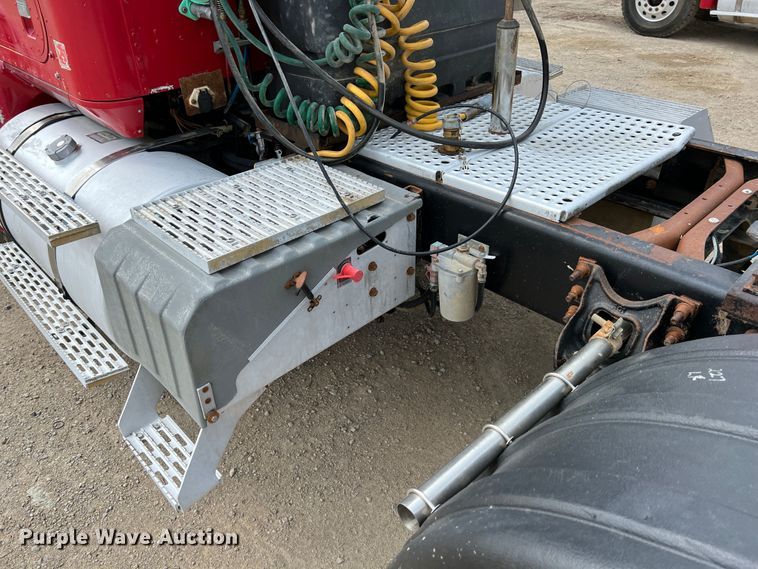 image for item IA9165 2001 International 9200i  semi truck