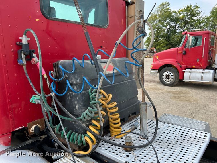 image for item IA9165 2001 International 9200i  semi truck