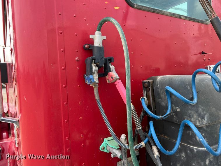 image for item IA9165 2001 International 9200i  semi truck