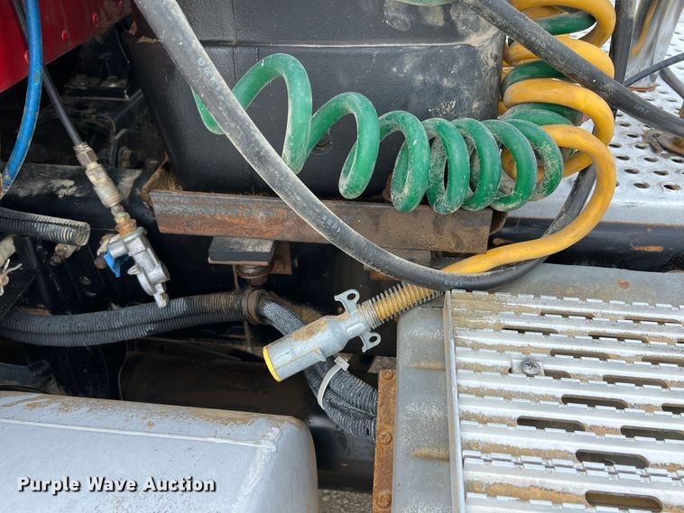 image for item IA9165 2001 International 9200i  semi truck