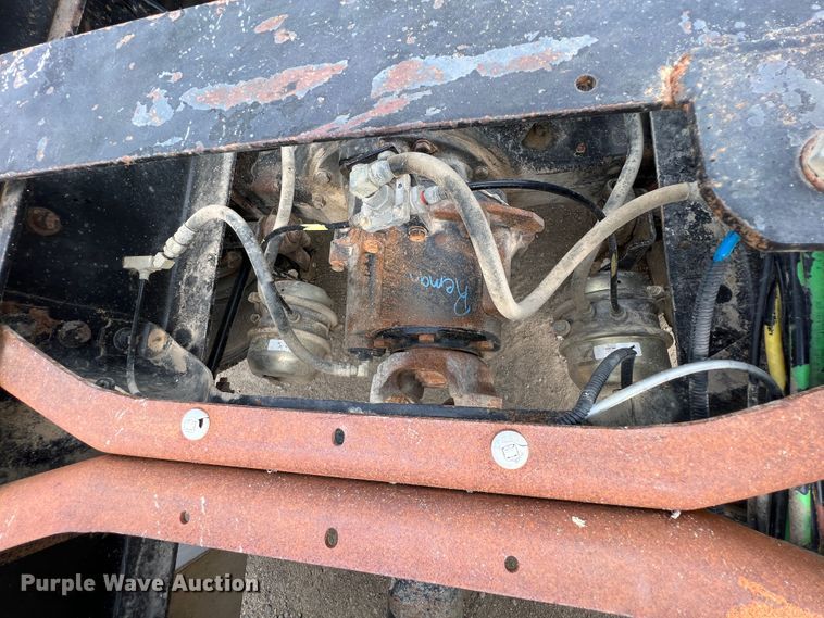 image for item IA9165 2001 International 9200i  semi truck