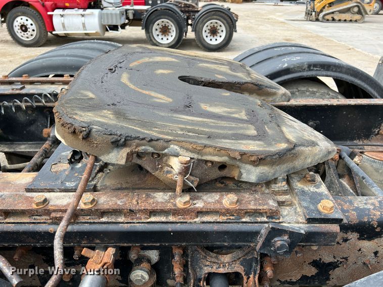 image for item IA9165 2001 International 9200i  semi truck