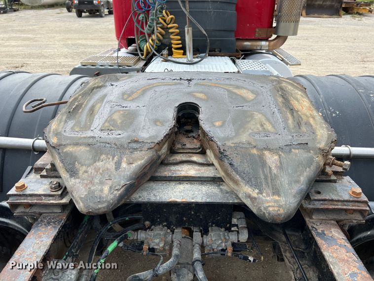 image for item IA9165 2001 International 9200i  semi truck