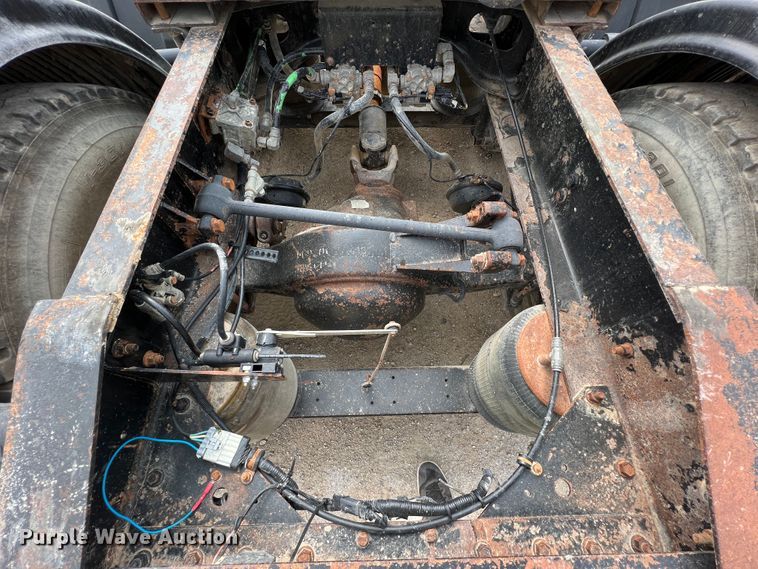 image for item IA9165 2001 International 9200i  semi truck