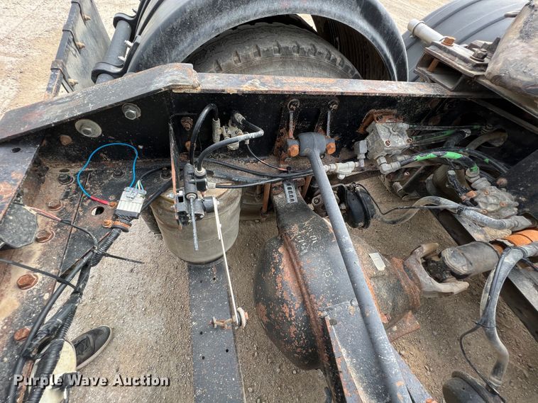 image for item IA9165 2001 International 9200i  semi truck