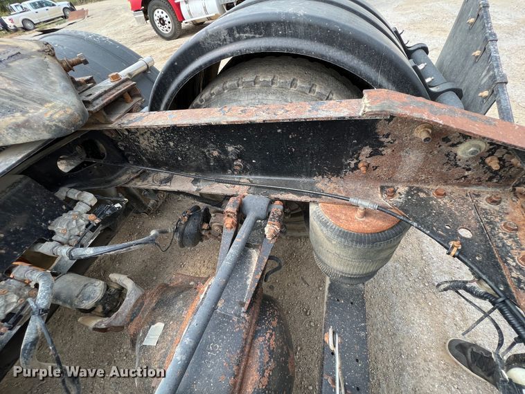 image for item IA9165 2001 International 9200i  semi truck