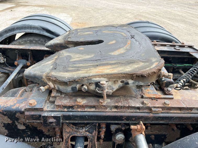 image for item IA9165 2001 International 9200i  semi truck