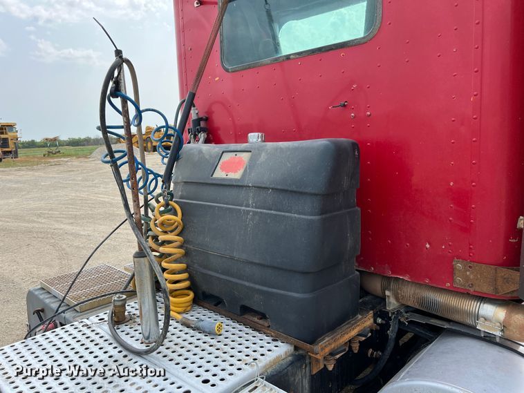 image for item IA9165 2001 International 9200i  semi truck