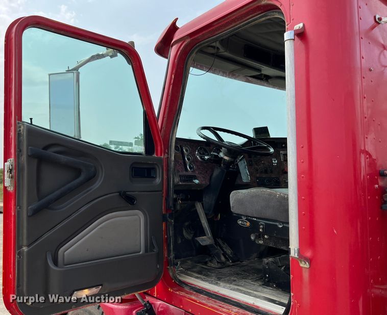 image for item IA9165 2001 International 9200i  semi truck