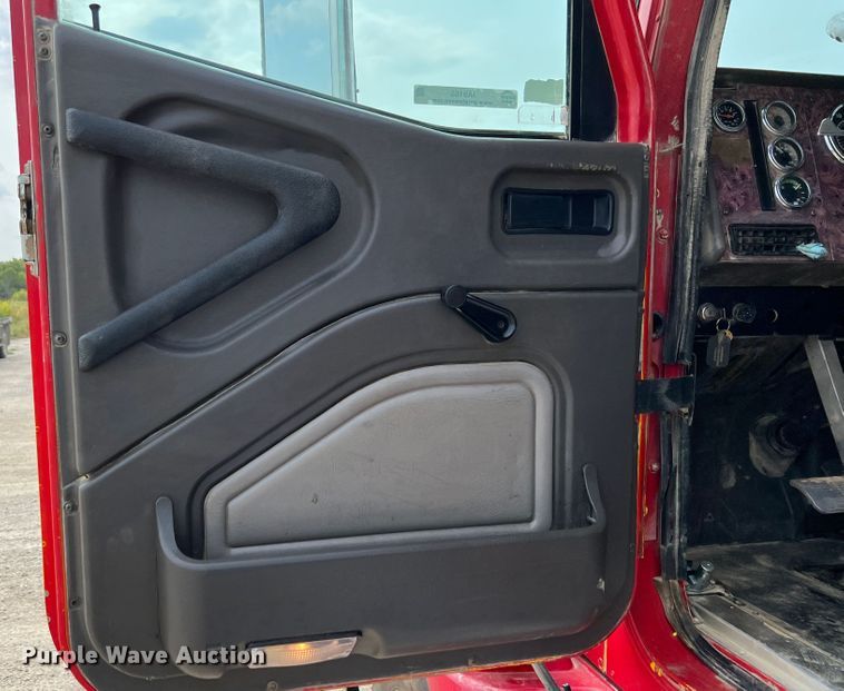 image for item IA9165 2001 International 9200i  semi truck