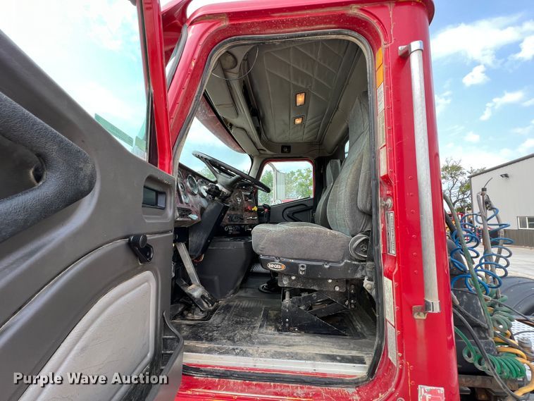 image for item IA9165 2001 International 9200i  semi truck