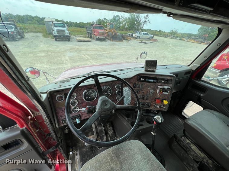 image for item IA9165 2001 International 9200i  semi truck