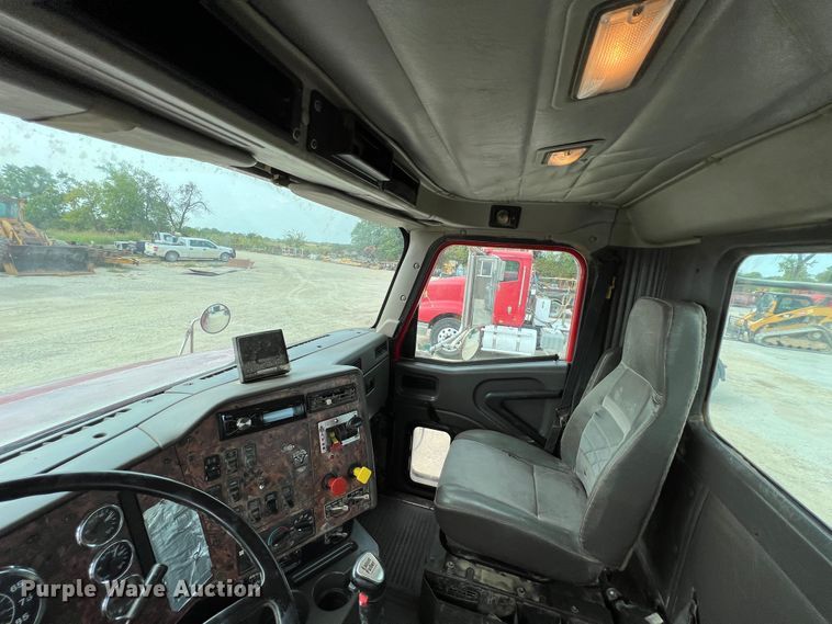 image for item IA9165 2001 International 9200i  semi truck