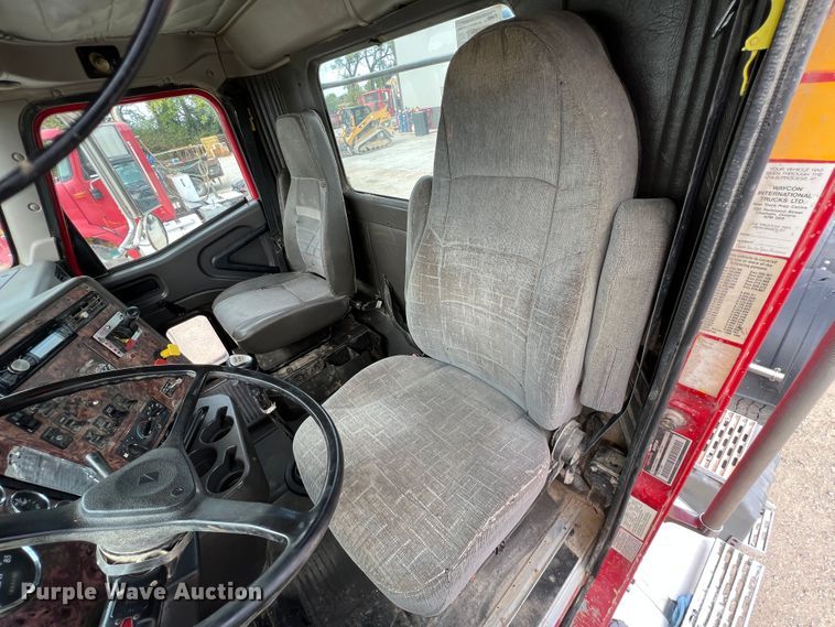 image for item IA9165 2001 International 9200i  semi truck