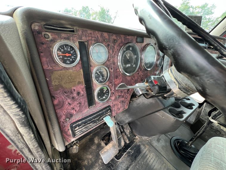 image for item IA9165 2001 International 9200i  semi truck