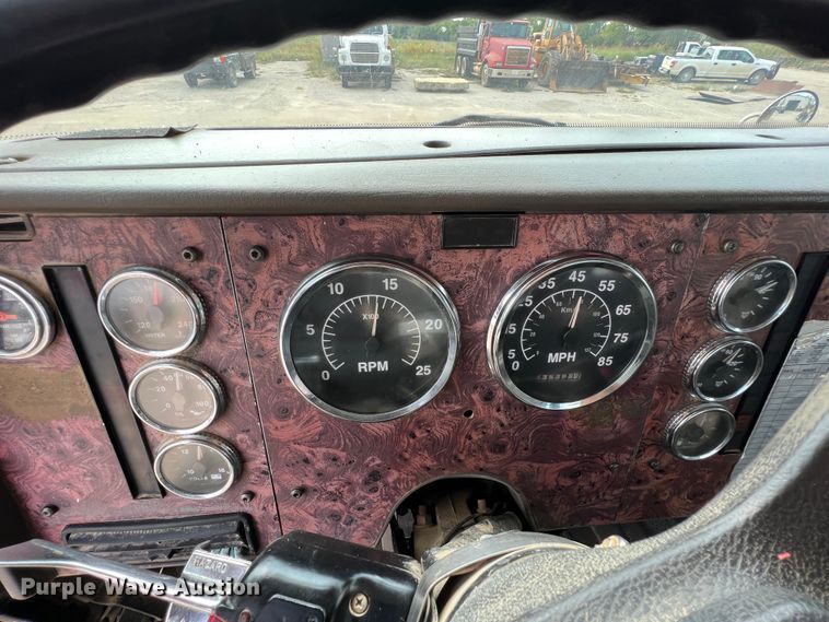 image for item IA9165 2001 International 9200i  semi truck