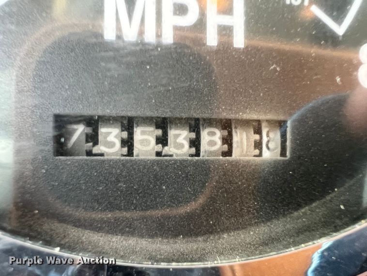 image for item IA9165 2001 International 9200i  semi truck