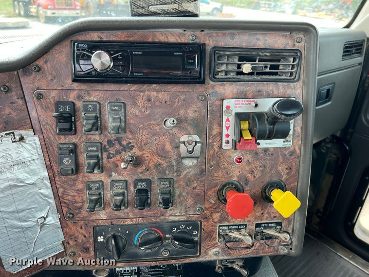 image for item IA9165 2001 International 9200i  semi truck