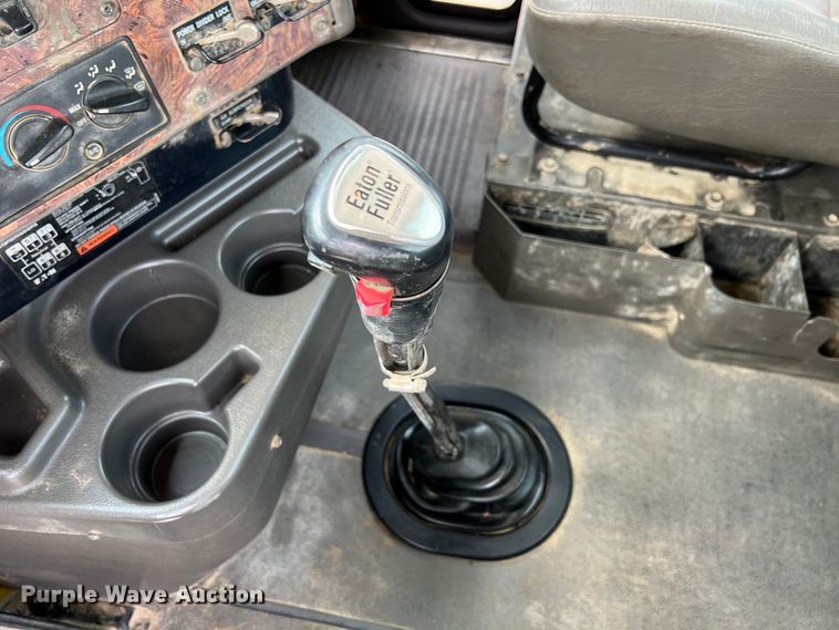 image for item IA9165 2001 International 9200i  semi truck