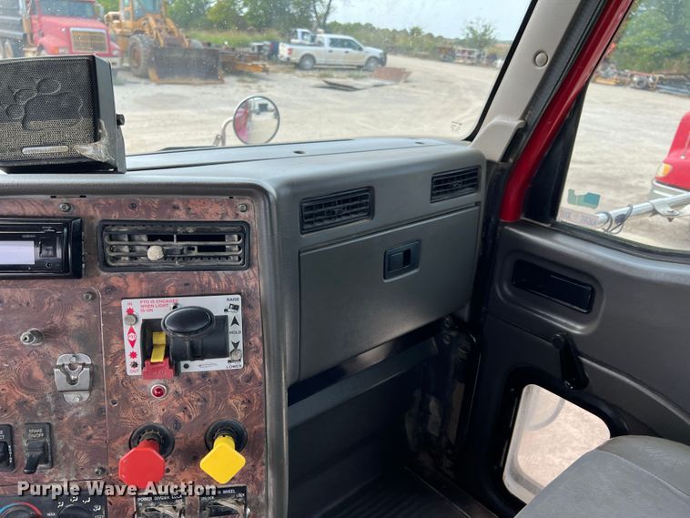 image for item IA9165 2001 International 9200i  semi truck