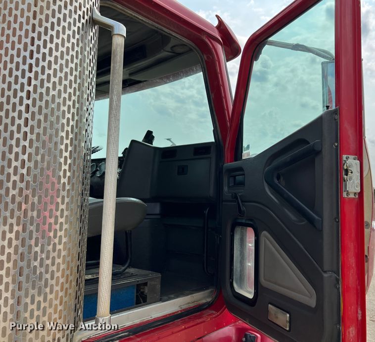 image for item IA9165 2001 International 9200i  semi truck