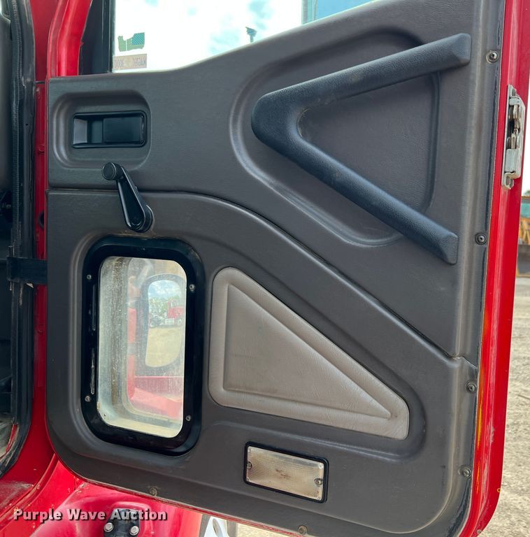 image for item IA9165 2001 International 9200i  semi truck