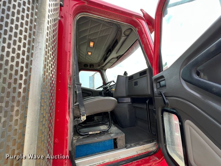 image for item IA9165 2001 International 9200i  semi truck