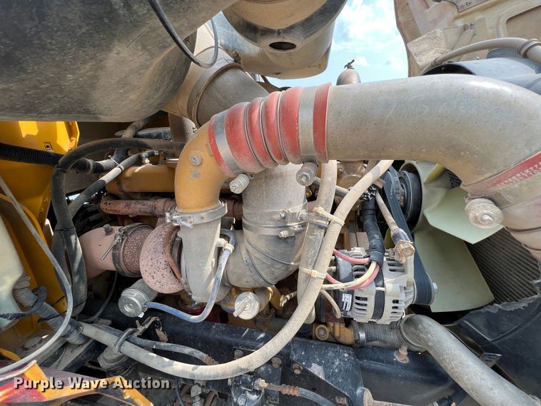 image for item IA9165 2001 International 9200i  semi truck